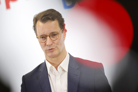 Hendrik Wüst besucht Impfzentrum in Düsseldorf