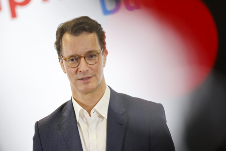 Hendrik Wüst besucht Impfzentrum in Düsseldorf