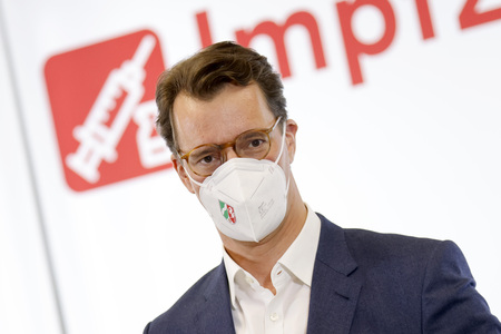 Hendrik Wüst besucht Impfzentrum in Düsseldorf