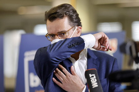 Hendrik Wüst besucht Impfzentrum in Düsseldorf