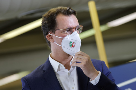 Hendrik Wüst besucht Impfzentrum in Düsseldorf