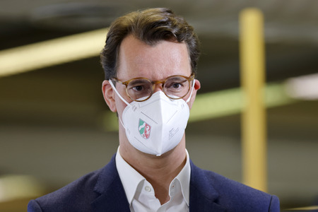 Hendrik Wüst besucht Impfzentrum in Düsseldorf