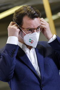 Hendrik Wüst besucht Impfzentrum in Düsseldorf