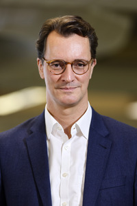 Hendrik Wüst besucht Impfzentrum in Düsseldorf