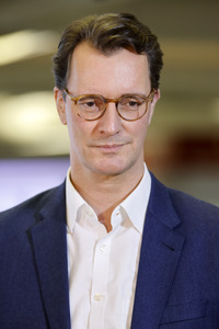 Hendrik Wüst besucht Impfzentrum in Düsseldorf