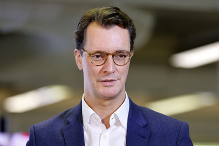 Hendrik Wüst besucht Impfzentrum in Düsseldorf