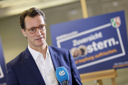 Hendrik Wüst besucht Impfzentrum in Düsseldorf