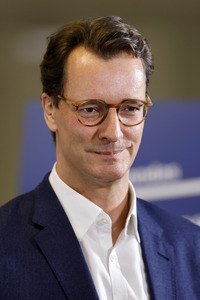 Hendrik Wüst besucht Impfzentrum in Düsseldorf