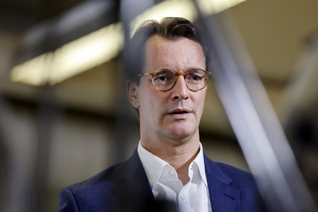 Hendrik Wüst besucht Impfzentrum in Düsseldorf