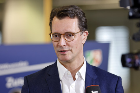 Hendrik Wüst besucht Impfzentrum in Düsseldorf