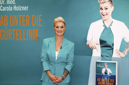 Premierenlesung des Buchs 'Ab unter die Gürtellinie' in Köln