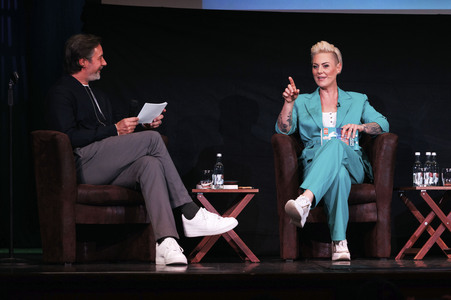 Premierenlesung des Buchs 'Ab unter die Gürtellinie' in Köln