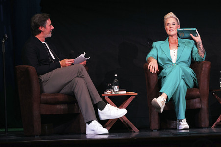 Premierenlesung des Buchs 'Ab unter die Gürtellinie' in Köln