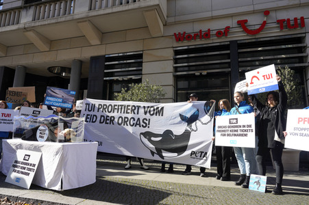 Sarah Connor protestiert mit der Tierrechtsorganisation PETA in Berlin
