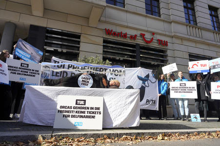 Sarah Connor protestiert mit der Tierrechtsorganisation PETA in Berlin