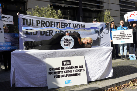 Sarah Connor protestiert mit der Tierrechtsorganisation PETA in Berlin