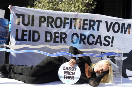 Sarah Connor protestiert mit der Tierrechtsorganisation PETA in Berlin