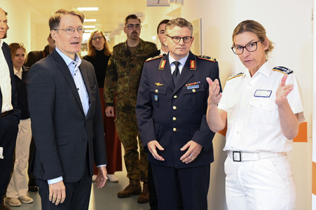 Karl Lauterbach bei Impfung gegen Influenza und COVID-19 in Berlin