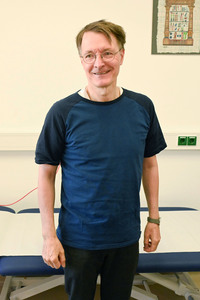 Karl Lauterbach bei Impfung gegen Influenza und COVID-19 in Berlin