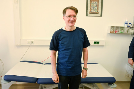 Karl Lauterbach bei Impfung gegen Influenza und COVID-19 in Berlin