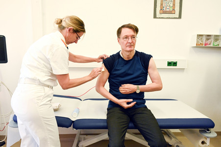 Karl Lauterbach bei Impfung gegen Influenza und COVID-19 in Berlin