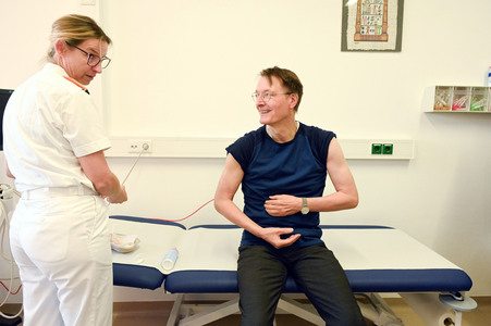 Karl Lauterbach bei Impfung gegen Influenza und COVID-19 in Berlin