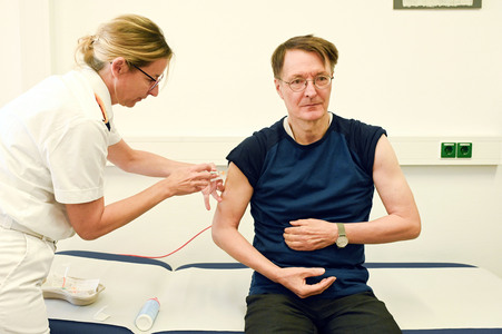 Karl Lauterbach bei Impfung gegen Influenza und COVID-19 in Berlin