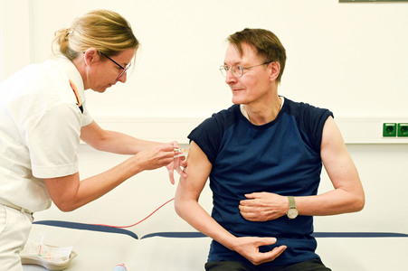 Karl Lauterbach bei Impfung gegen Influenza und COVID-19 in Berlin