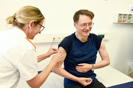 Karl Lauterbach bei Impfung gegen Influenza und COVID-19 in Berlin