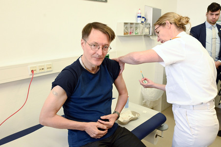 Karl Lauterbach bei Impfung gegen Influenza und COVID-19 in Berlin