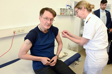 Karl Lauterbach bei Impfung gegen Influenza und COVID-19 in Berlin