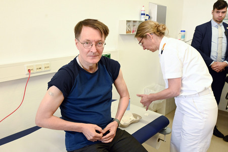 Karl Lauterbach bei Impfung gegen Influenza und COVID-19 in Berlin