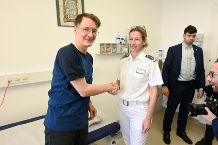 Karl Lauterbach bei Impfung gegen Influenza und COVID-19 in Berlin