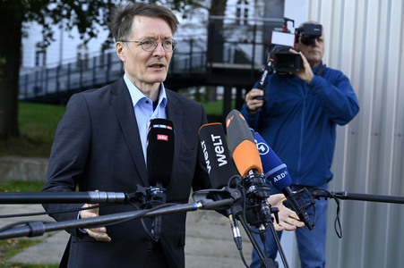 Karl Lauterbach bei Impfung gegen Influenza und COVID-19 in Berlin