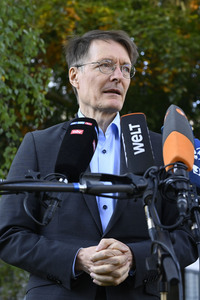 Karl Lauterbach bei Impfung gegen Influenza und COVID-19 in Berlin