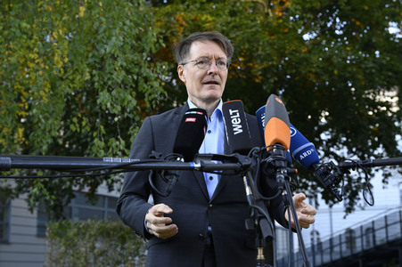 Karl Lauterbach bei Impfung gegen Influenza und COVID-19 in Berlin