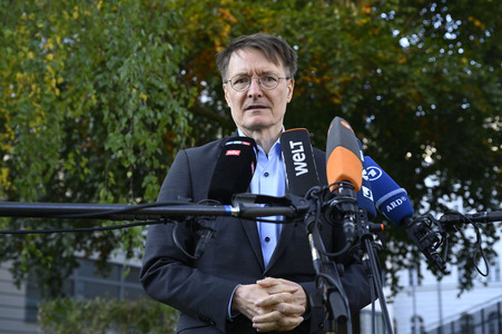 Karl Lauterbach bei Impfung gegen Influenza und COVID-19 in Berlin