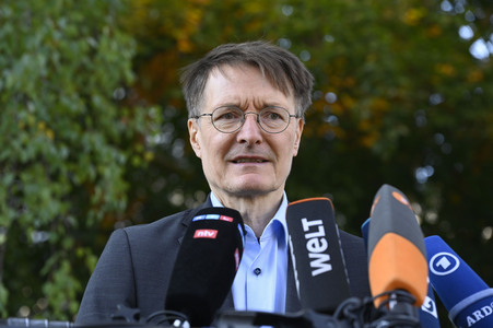 Karl Lauterbach bei Impfung gegen Influenza und COVID-19 in Berlin