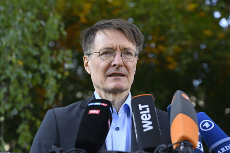 Karl Lauterbach bei Impfung gegen Influenza und COVID-19 in Berlin