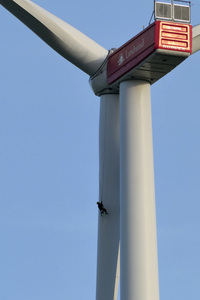Wartungsarbeiten an einem Windrad bei Dahle