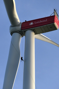 Wartungsarbeiten an einem Windrad bei Dahle