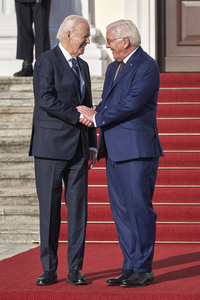 Begrüßung des amerikanischen Präsidenten Joe Biden im Schloss Bellevue in Berlin