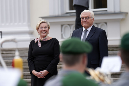 Begrüßung der Präsidentin von Island in Berlin