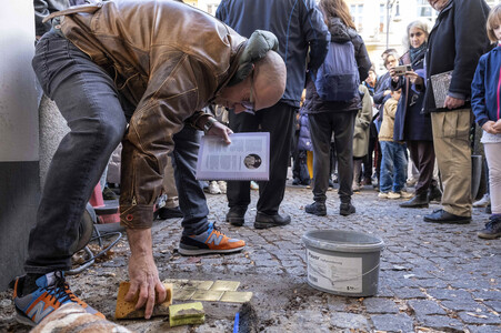 Verlegung von Stolpersteinen in Berlin