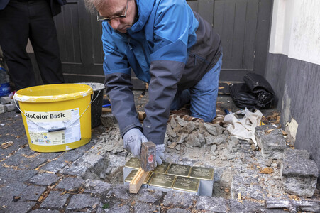 Verlegung von Stolpersteinen in Berlin