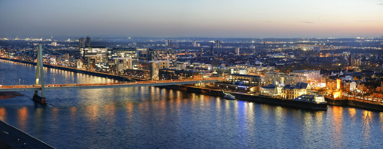 Innenstadt von Köln am Abend