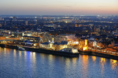 Innenstadt von Köln am Abend