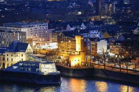 Innenstadt von Köln am Abend