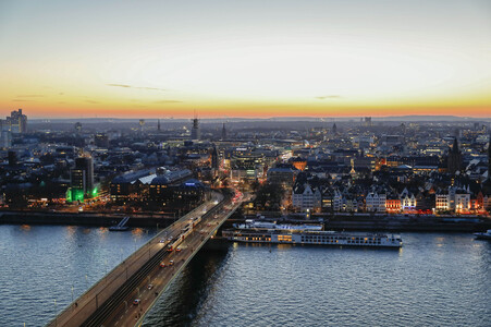 Innenstadt von Köln am Abend