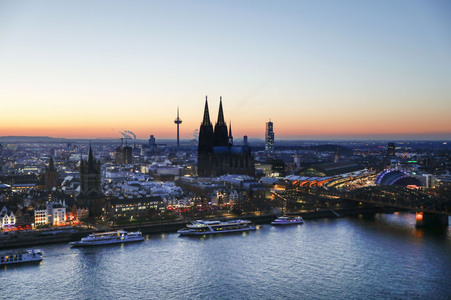 Innenstadt von Köln am Abend